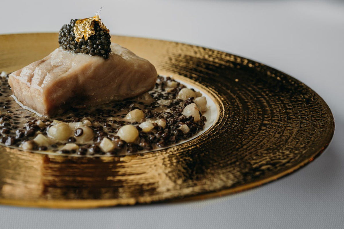 Блюдо с пищевым золотом в ресторане SAVVA (Москва): осётр, сливочная черная чечевица, фенхель, осетровая икра