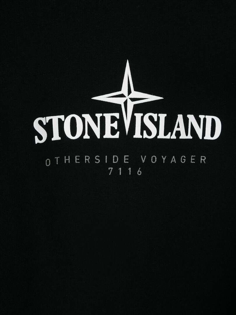 История Stone Island

Stone Island - легендарный итальянский бренд, знаменитый своими инновационными материалами и уникальным дизайном. Основанная в 1982 году в Болонье, компания быстро завоевала популярность и стала одним из ключевых игроков в индустрии моды.

История Stone Island началась со страсти основателя бренда Массимо Остти к экспериментам с материалами. Его целью было создание одежды, обладающей непревзойденными функциональными свойствами, но при этом сохраняющей стиль и эстетическую привлекательность.

Первым прорывом стало разработка ткани с применением сыворотки, добавляемой в процесс производства. Это дало возможность получить уникальный эффект, делающий ткань водонепроницаемой и устойчивой к ветру, сохраняя при этом дышащие свойства. Этот материал получил название "Raso Gommato", немедленно вызвавший восторг в мире моды.

Дальнейшие годы принесли ещё больше инноваций и открытий. Stone Island представила серию специализированных тканей, включающих внутренние мембраны для улучшения защиты от влаги и холода, а также материалы с термоактивными свойствами, регулирующими температуру тела.

В 1993 году компания призналась в разработке уникальной технологии окрашивания пластика, благодаря которой порошок, наносимый на изделия, становится цветным только после применения тепла. Это позволило создавать невероятно яркие и насыщенные оттенки на одежде и аксессуарах.

Кроме технических инноваций, Stone Island всегда ставила эстетику на первое место. Уникальные принты, детали и фактурные решения стали неотъемлемой частью стиля бренда. Коллекции варьировались от классической верхней одежды до повседневной спортивной одежды, но всегда сохраняли неповторимый акцент на инновациях и качестве материалов.

Под руководством Массимо Остти Stone Island продолжает свой путь инноваций и передовых технологий. Каждая коллекция балансирует между функциональностью и элегантностью, предлагая потрясающий выбор одежды для самых требовательных покупателей.

История Stone Island - это история стремления создавать нечто уникальное и неповторимое, не ограничиваясь рамками традиционного понимания моды. Бренд продолжает эволюционировать и вносить вклад в современную индустрию моды, оставаясь верным своим инновационным принципам.