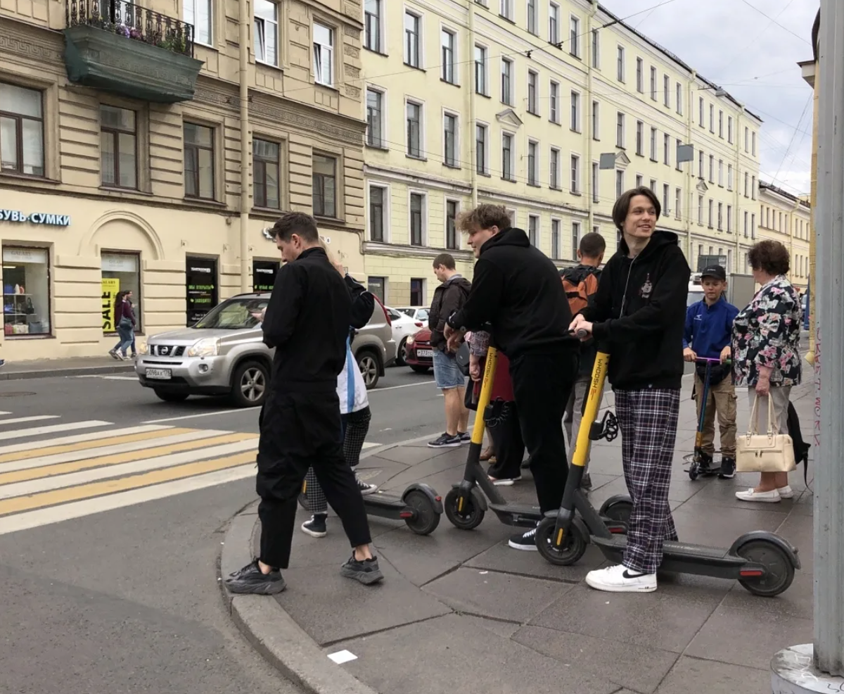 ФОТО ЯНДЕКС-КАРТИНКИ. ИТАК, КТО ЖЕ ЛИШНИЙ НА ТРОТУАРЕ?