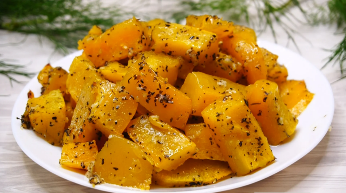 тыква запеченная с чесноком. тыква с чесноком в духовке. тыква запеченная с травами. тыква в духовке. тыква в духовке кусочками.