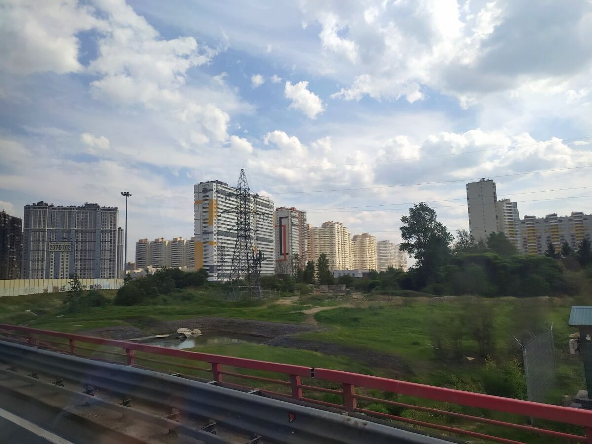 Вдруг увидела эти дома, впервые за долгое время въезжала в Петербург по шоссе через Купчино