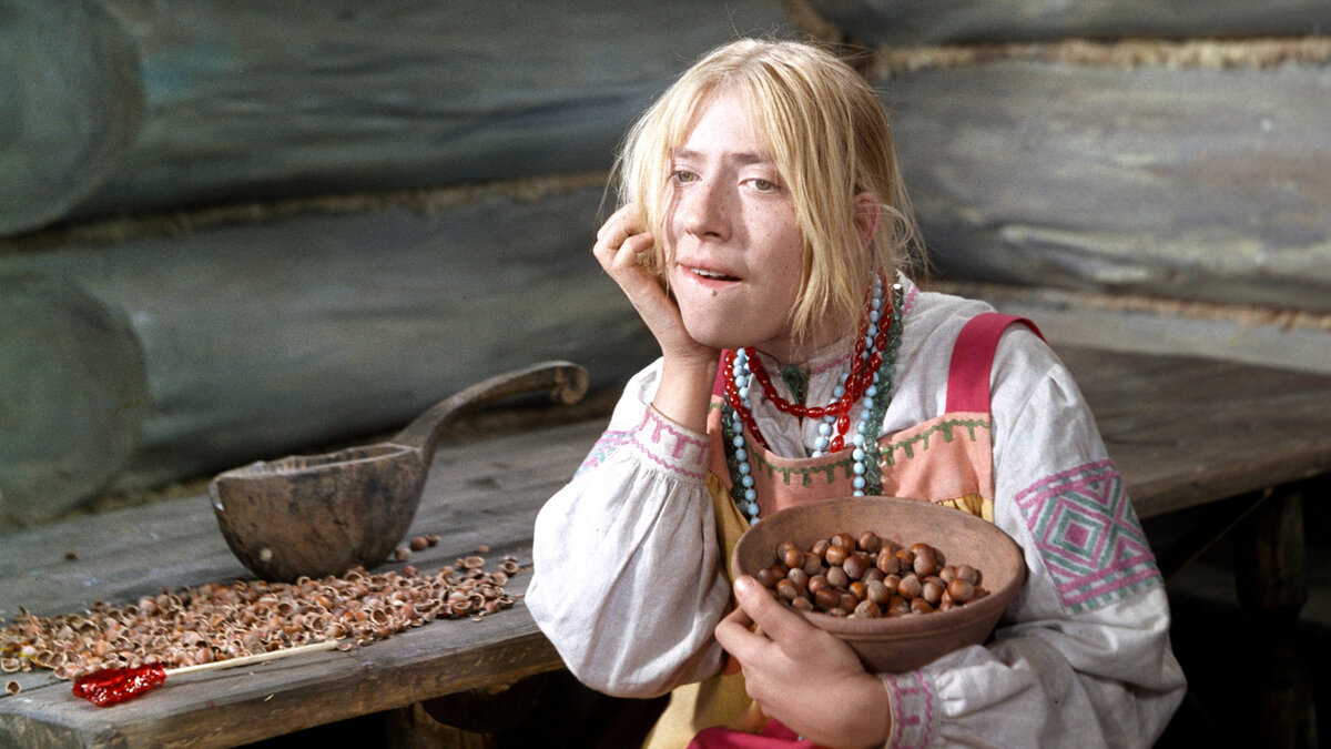 Кадр из фильма Морозко (1964). Наталья Седых (Настенька) ест орехи.