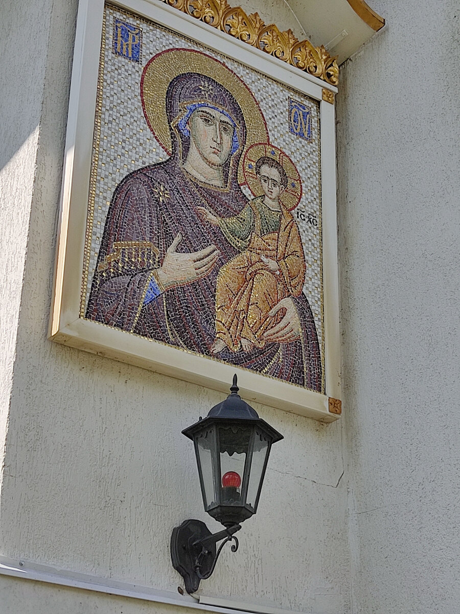 Одна из уличных икон.