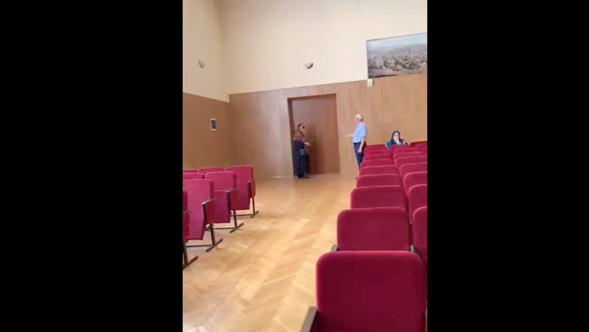     10 августа в администрации Буйнакска заперли общественников, и они не смогли встретиться с главой республики. Позднее мэрия в своем официальном телеграм-канале прокомментировала, что не знает, кто мог это сделать.