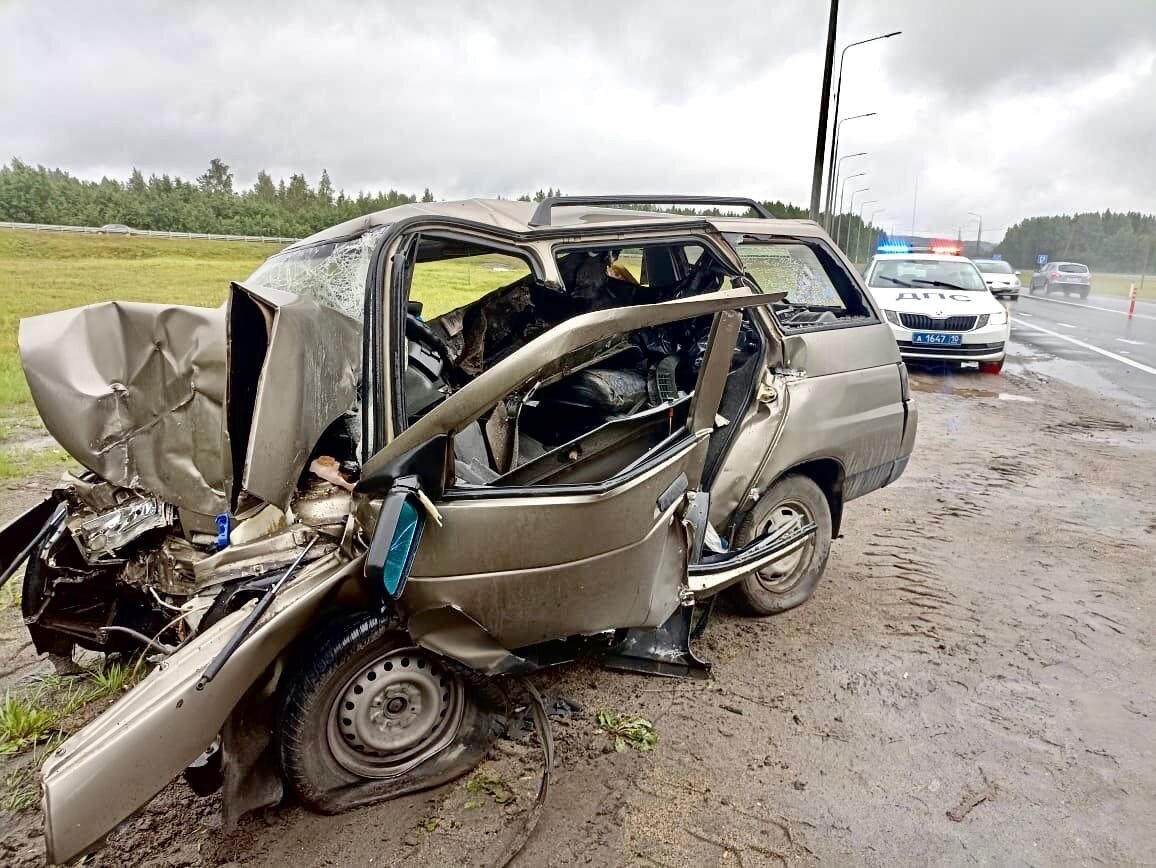 Погибшего водителя из искорёженного автомобиля в Карелии доставали  спасатели | Фактор News | Дзен