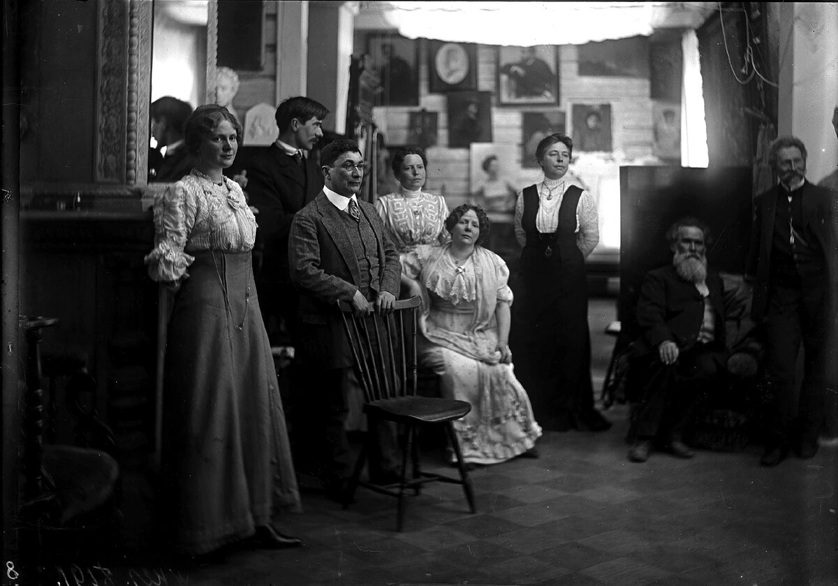 Неизвестный фотограф
И. Е. Репин, Н. Б. Нордман, В. Г. Короленко, К. И. Чуковский и другие в мастерской художника в усадьбе «Пенаты»
1900-е
Фотография
НИМ РАХ