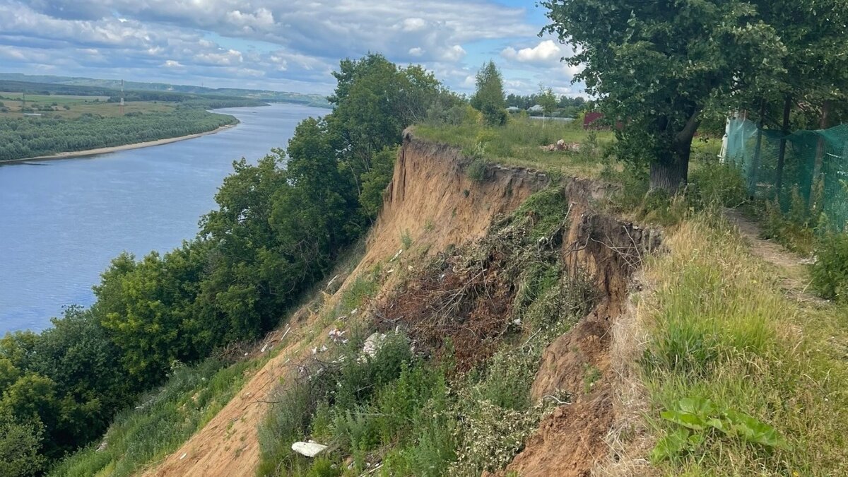     Павловский городской суд удовлетворил иск прокуратуры и признал незаконным бездействие местной администрации из-за оползня на улице Полянка. Об этом NewsNN сообщили в объединенной пресс-службе судов общей юрисдикции Нижегородской области.