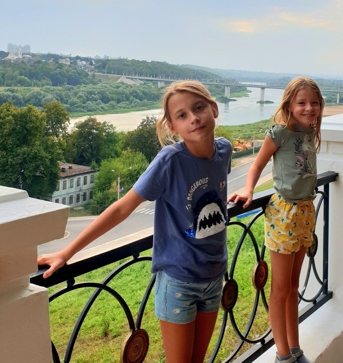 Фото автора. Центральный парк культуры и отдыха расположен на высоком берегу реки Оки. Калуга, 2022 г.