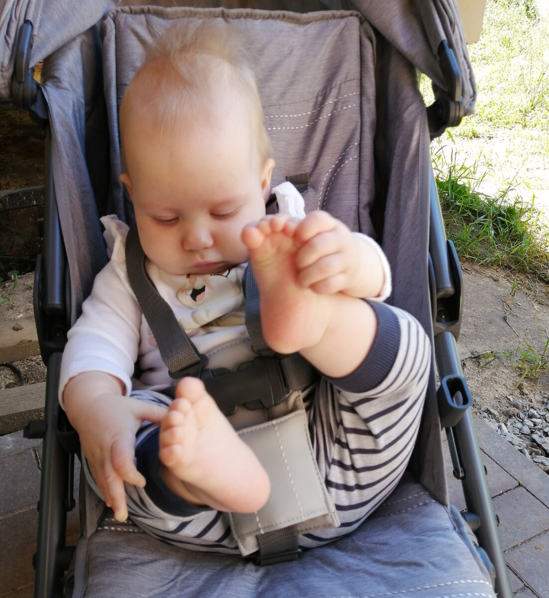 Гибкости! Гибкости дети учат. 