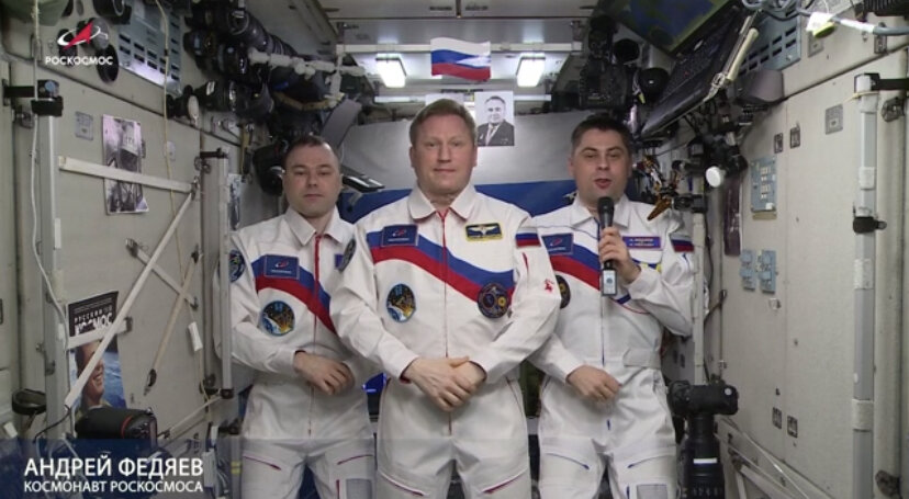"Дорогие друзья! Поздравляем вас с днём Государственного флага России! Флаг – самый узнаваемый символ нашего государства в мире, и мы гордимся тем, что он представлен на борту Международной космической станции, где мы трудимся на благо своей страны", - сказал Прокопьев в видеоролике, распространённом пресс-службой "Роскосмоса".