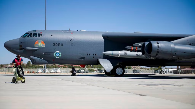    B-52H Stratofortress, приписанный к 419-й летно-испытательной эскадрилье, готовится к летным испытаниям гиперзвуковой ракеты воздушного базирования AGM-183A на базе ВВС Эдвардс, Калифорния, 8 августа 2020 г. (Джанкарло Касем/ВВС США). Фото: Официальный сайт ВВС США
