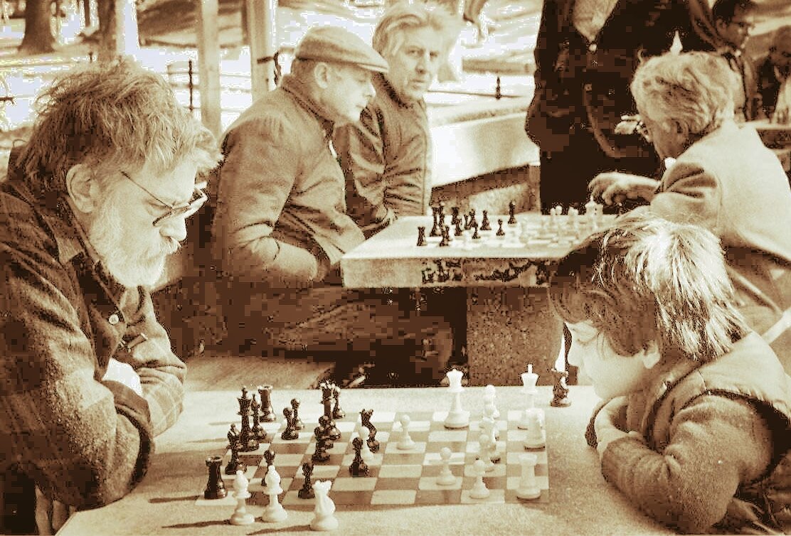 Люди играют в шахматы в парке