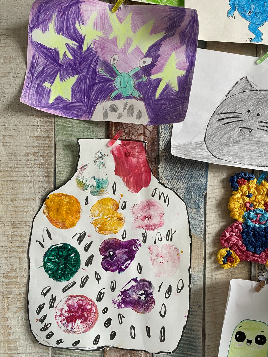 Фото автора. На самом первом в этом году занятии дети делали вот такой компот в банке. Отпечатки ставили настоящими фруктами. Петя смазал первый отпечаток, успел испугаться, а потом понял, что ничего страшного. Отдельный важный урок 