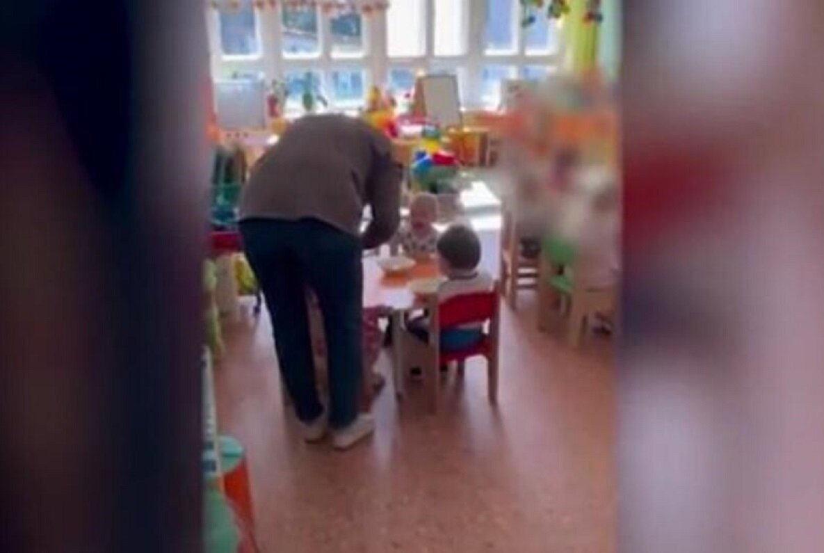    Нижегородка рассказала, что увидев её, полуторагодовалый сын за столиком заплакал, и тогда воспитатель ударила его Юлия Полякова