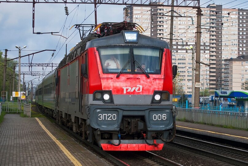 ЭП20-006 (ТЧЭ-6 Москва-Сортировочная-Рязанская, Мск.ЖД) с приветливой бригадой и скорым поездом №7 «Таврия» Севастополь-Санкт-Петербург следует по перегону Зоологический Сад - Ростов-Товарный, снято 23 апреля 2023 г.