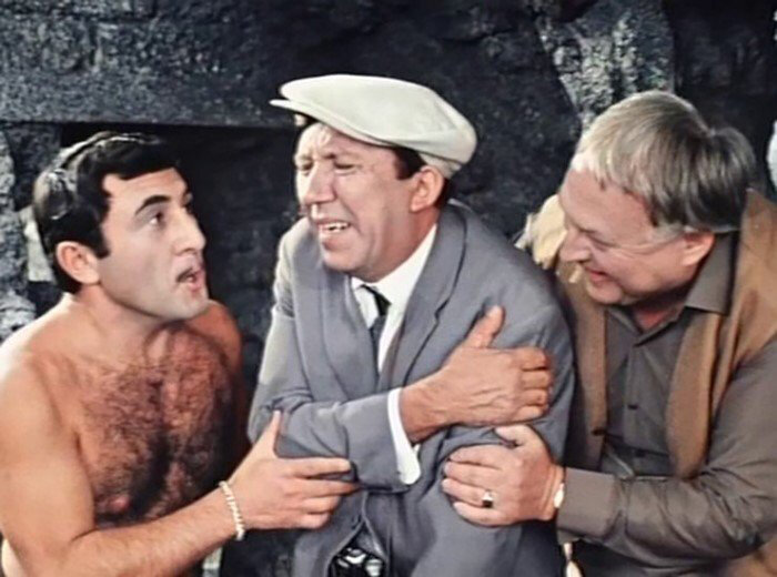 «Иностранный» язык бандитов, которые прячут драгоценности (бриллианты) в гипсе Юрия Никулина, был выдуман по ходу съемок фильма. В частности, оскорбление «мордюк» придумал сам режиссер Леонид Гайдай после очередной ссоры с актрисой Нонной Мордюковой.