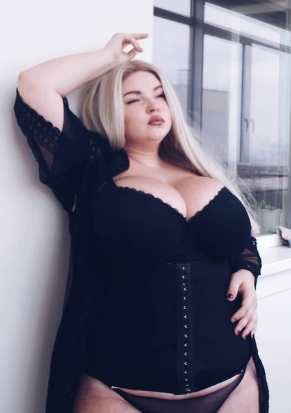 Группа улыбающихся женщин разных размеров