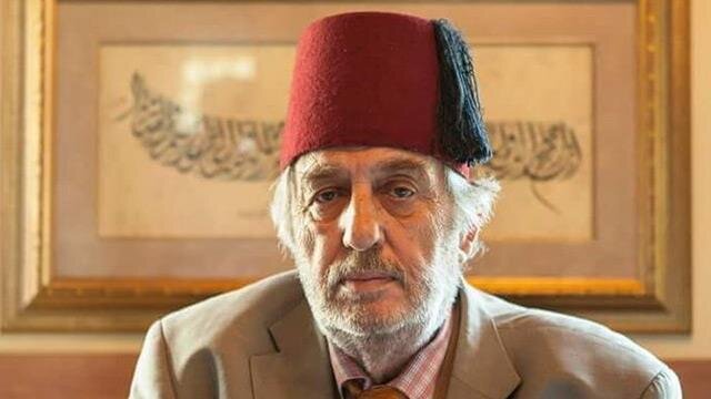 Мысыроглу практически всегда появлялся на публике с красной феской, отдавая дань уважение Османской культуре.