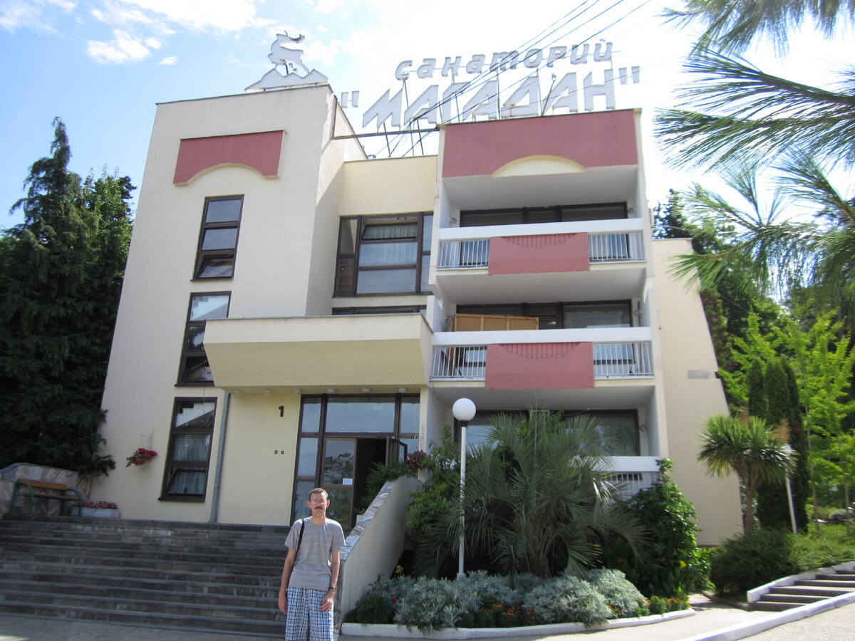 За моей спиной корпус №1 с символикой Магадана. 