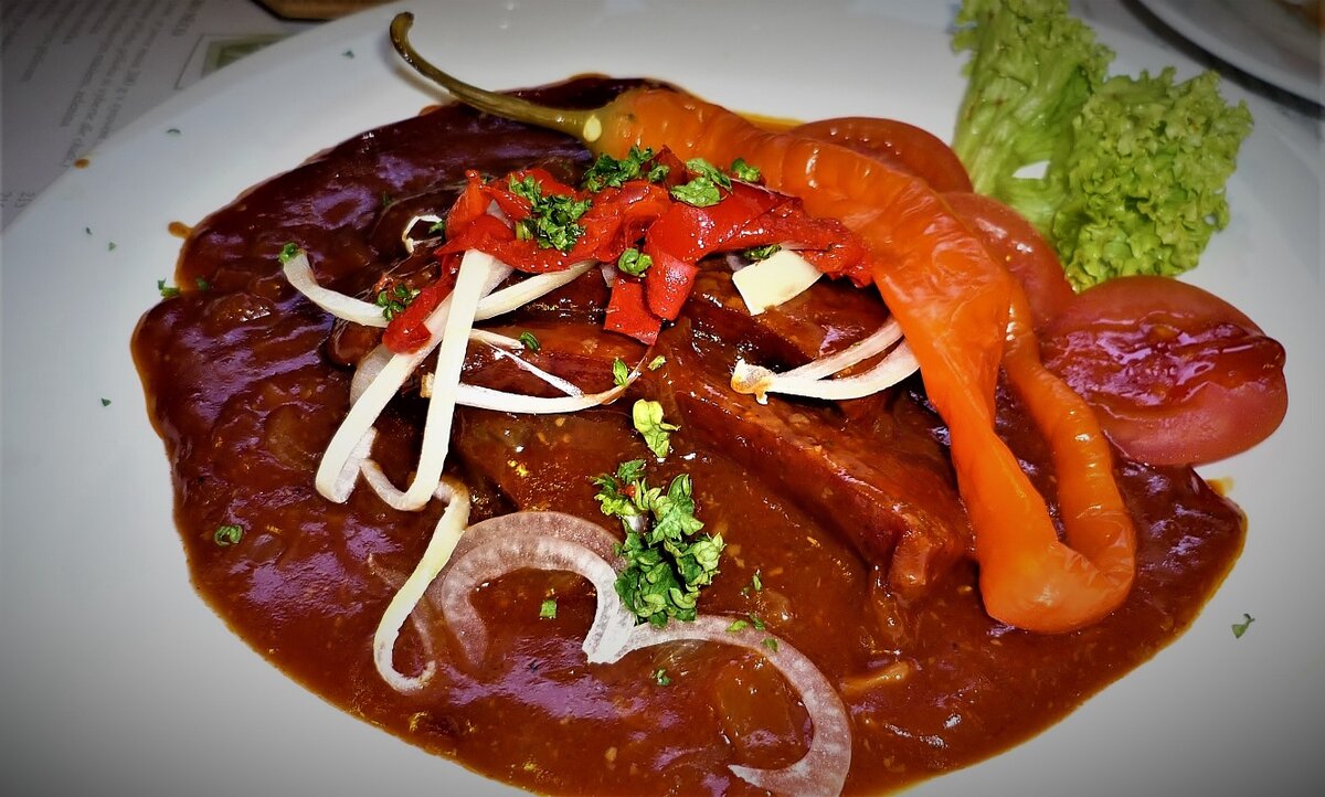 Сардельки тушёные  на тёмном пиве.