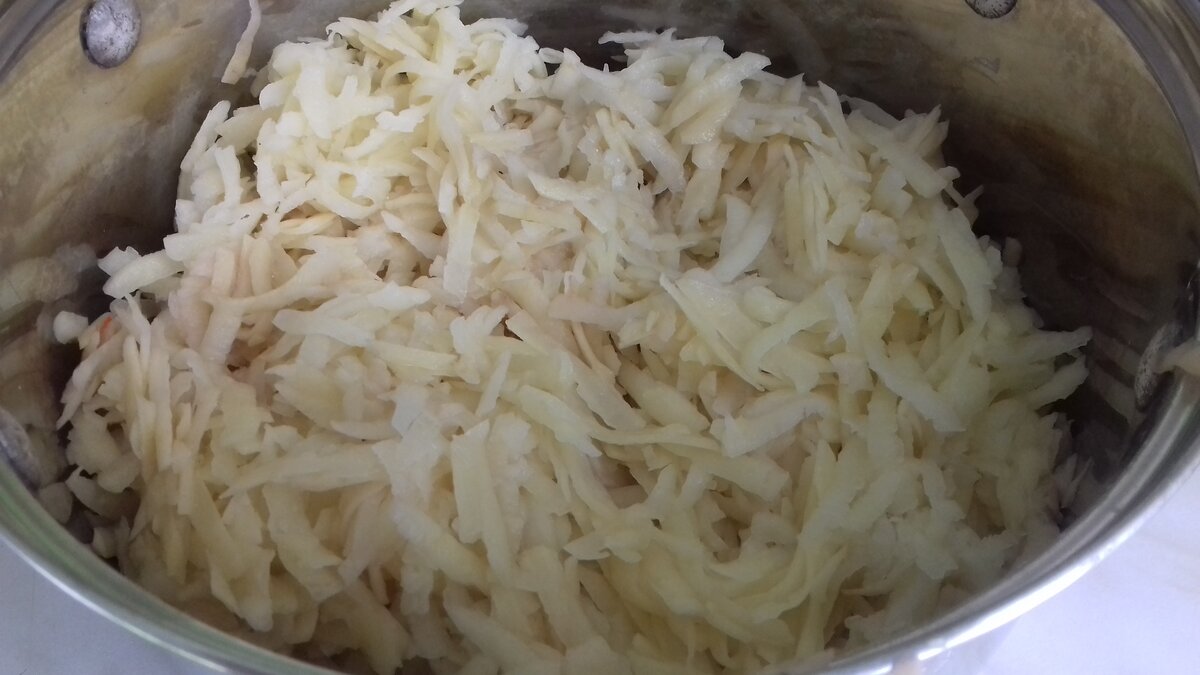 Картофель моем, чистим и натираем на крупной терке. 