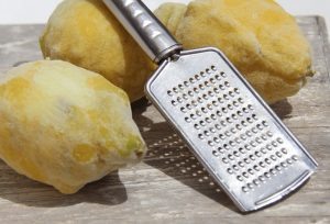 В действительности, в ней еще больше питательных веществ чем в соке. Замерзший лимон не прилипает к мелкой терке и его легко смыть небольшой порцией теплой воды в тарелку. Добавив ее содержимое в свою кружку. Вы получаете живительный напиток.