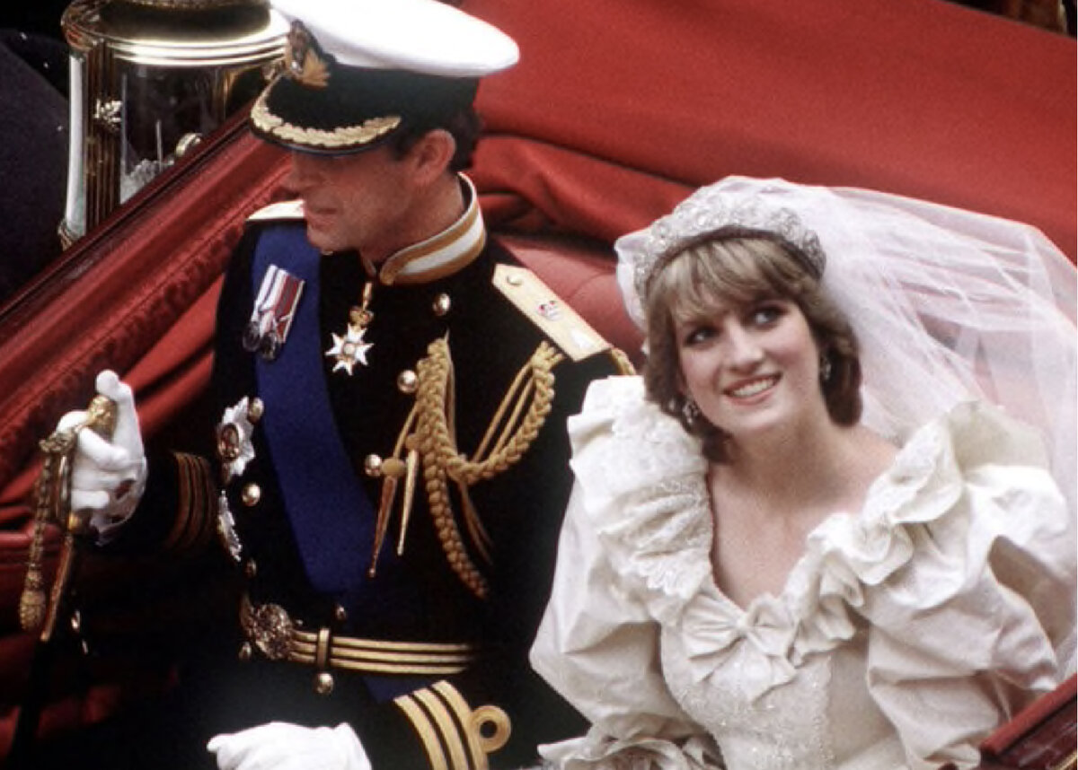 Принцесса Диана в фамильной тиаре Спенсеров в день свадьбы с принцем Чарльзом.