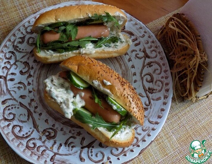 Люблю хот-доги и бургеры разные! Конечно делаю свои домашние. Предлагаю вам попробовать вот такой замечательный хот-дог с молочной сосиской и сырным соусом из творожного сыра, укропа, огурца с добавлением соевого соуса, дижонской горчицы и мёда. Для меня-просто замечательно!