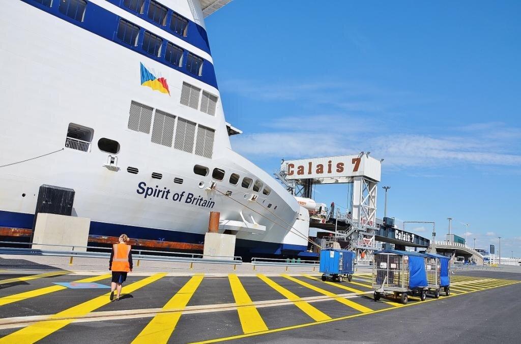 Судно эрроу. Паромы через ла манш. Паром во франции. Паромы через ла манш. Паромы через ла манш.