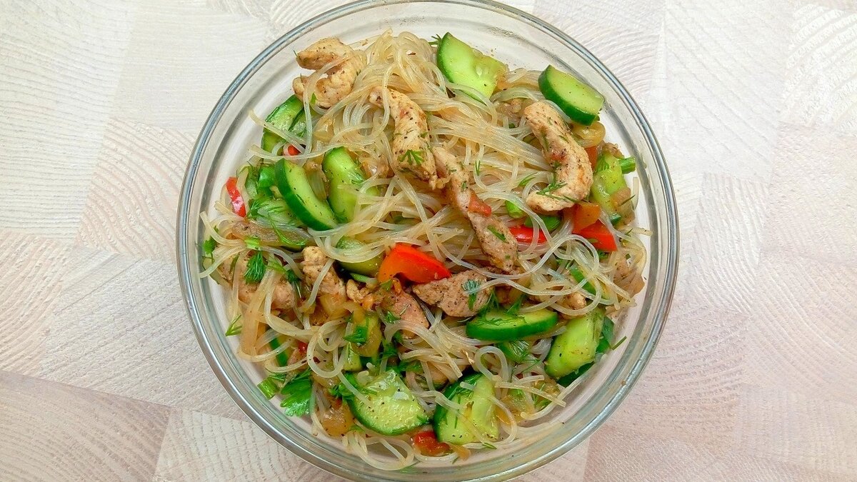 Салата получается много- больше килограмма. Поэтому если Вы не любите много есть, уменьшайте ингредиенты в раза 4. 