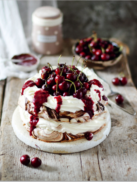 Великая балерина Анна Павлова вдохновила кондитеров на создание этого необыкновенного десерта. Легкость, изящество и плавность линий остаются неизменными, а вот с соусом и начинкой можно и нужно смело экспериментировать. Я предлагаю любопытный вариант –Саму меренгу сделать шоколадной и дополнить ее ярким вкусом спелой вишни. НА ТОРТ ДИАМЕТРОМ 20-22 СМ