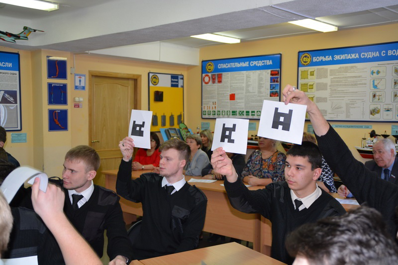 Рис. 1. Применение сервиса Plickers для формирующего оценивания обучающихся