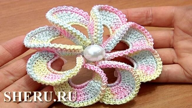 Фото связанного цветка с завернутыми лепестками