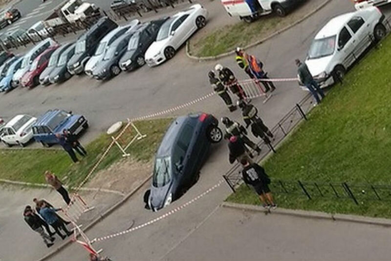 Легковушка в Питере провалилась под асфальт.   Жители Питера стали  свидетелями необычного инцидента. Автомобиль Peugeot провалился в дыру под асфальте. Сообщили, что дыра оказалась довольно большой.