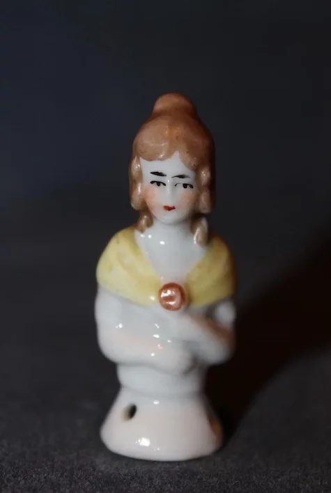 Куколка со сложенными на груди руками