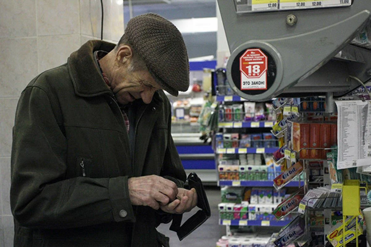 Низкий уровень жизни. Бедные россияне. Нищие россияне. Бедный рабочий. Уровень жизни россиян