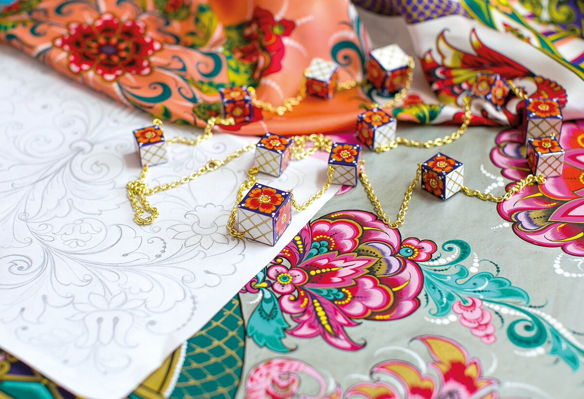 Новые формы и цветовые решения удачно поддерживаются традиционным хохломским рисунком