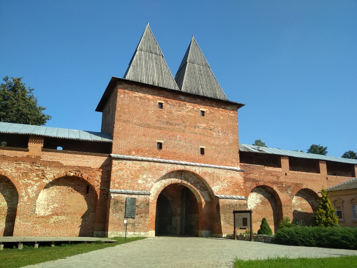 Ворота, ведущие внутрь Кремля