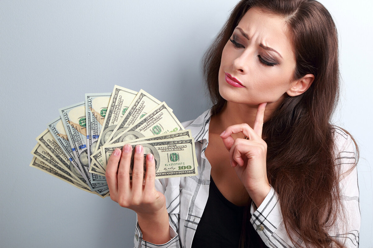 Деньги - эквивалент стоимости, средство обмена. Деньгами расплачиваются за товары и услуги. Это знают все. Но мало кто задумывается над тем, что и за деньги тоже приходится платить. 
Чаще всего люди обменивают свое время на деньги. Но деньги гораздо больше любят тех, кто отдает им свою положительную психическую энергию.

Любовь бесценна, она над временем и прочими условностями бытия. Поэтому деньги любят тех, кто любит их.
