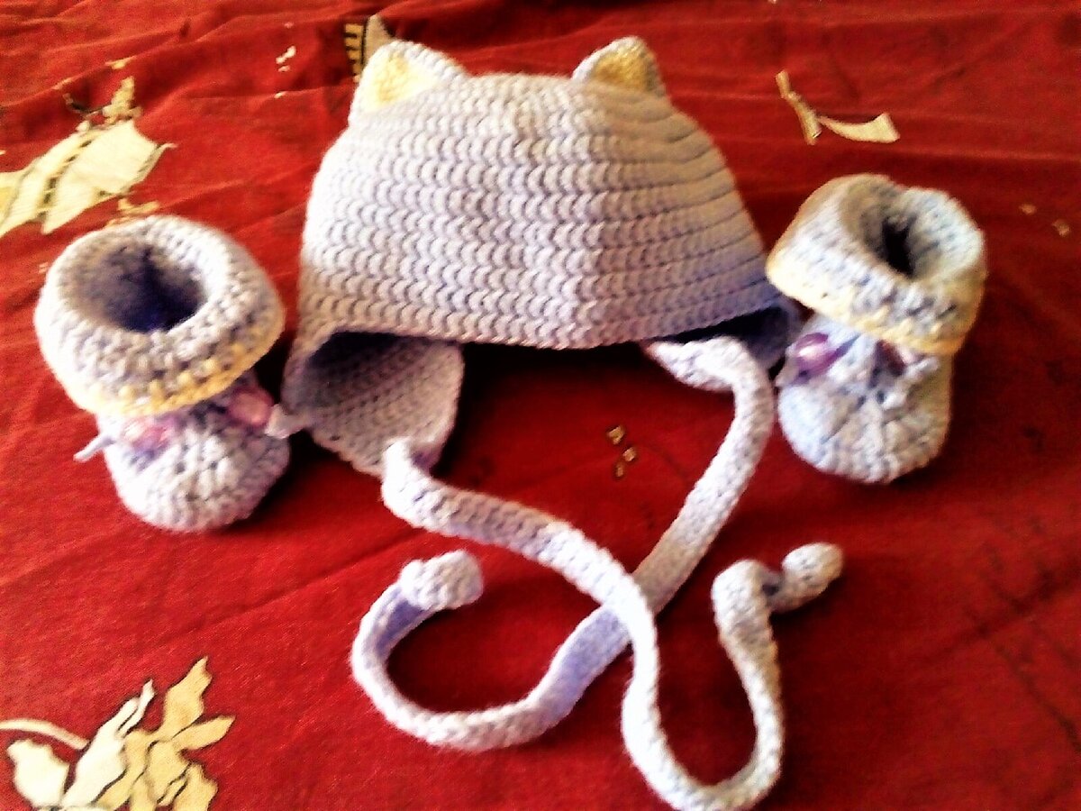 Шапочка и пинетки для внученьки