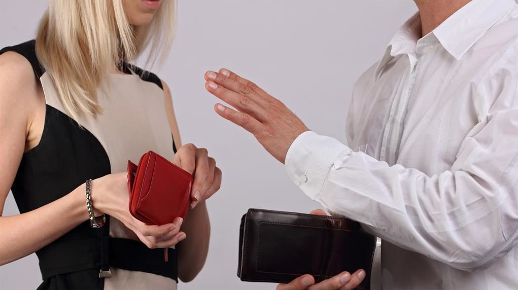 Многим мужчинам приятно заплатить за девушку. И девушкам это приятно тоже, но это личное дело молодого человека - платить или не платить - главное, не терять достоинства