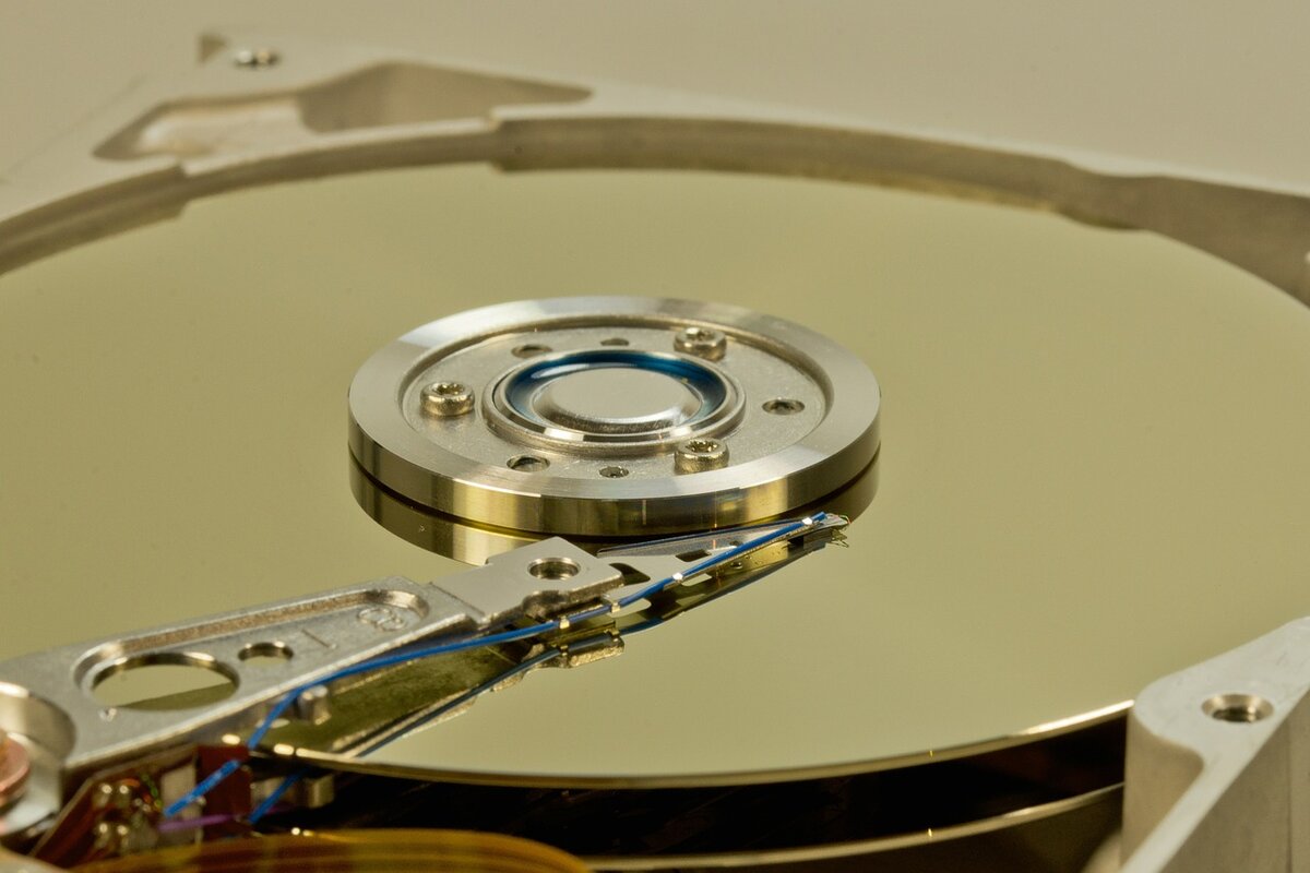 Hdd windows. Жесткий диск. Жесткий диск красивый. Внутренний диск. Жесткий диск фон.