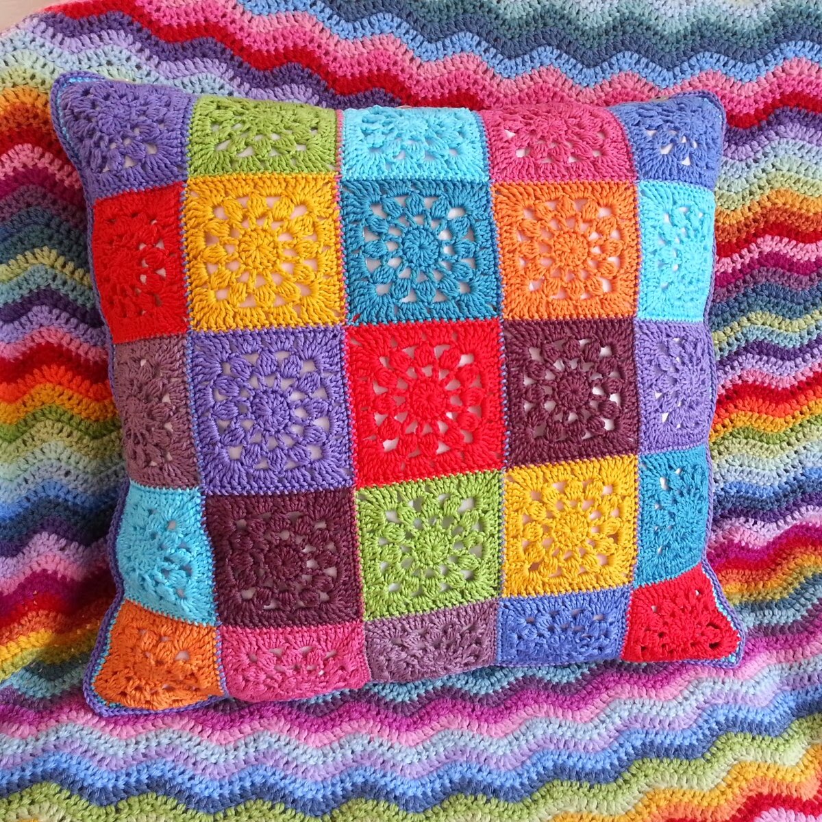 остатки пряжи. остатки пряжи идеи. плед из остатков пряжи спицами. плед из остатков ниток крючком. утилизация остатков пряжи.