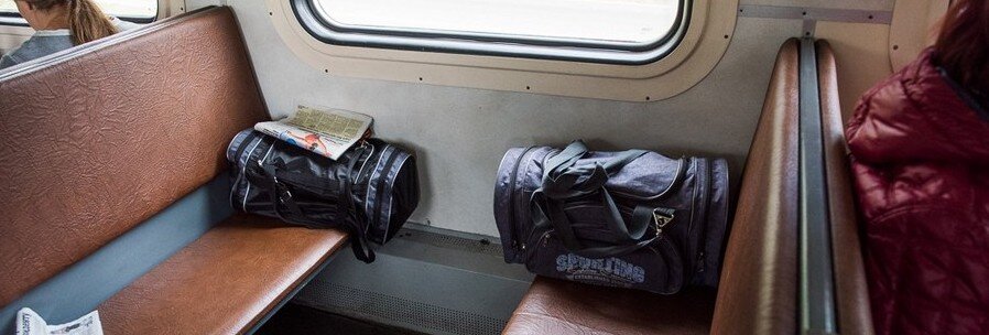 Забыл в электричке. Люди в электричке. Забыл рюкзак в электричке. Пассажиры электропоезда. Забытый в электричке телефон.