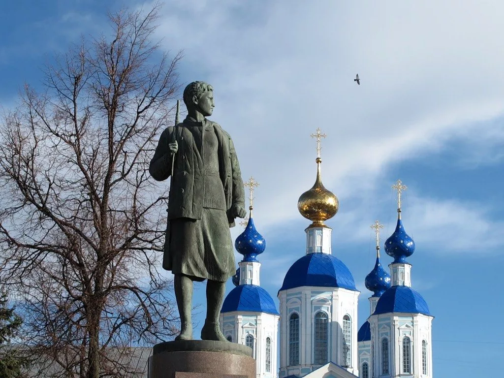 Тамбовское туризму. Памятник Зои в Тамбове. Памятник Космодемьянской в Тамбове. Памятник Зои в Тамбове Зоя Космодемьянская. Достопримечательности Тамбова памятник Зое Космодемьянской.