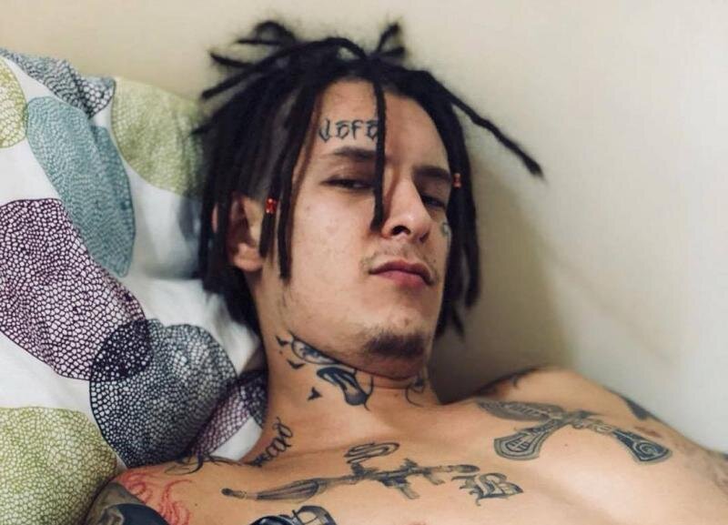 Kizaru - Одна из татушек Олега "GEFE" для него это напоминание о тяжелом времени в тюрьме, вторая тату рога дьявола.