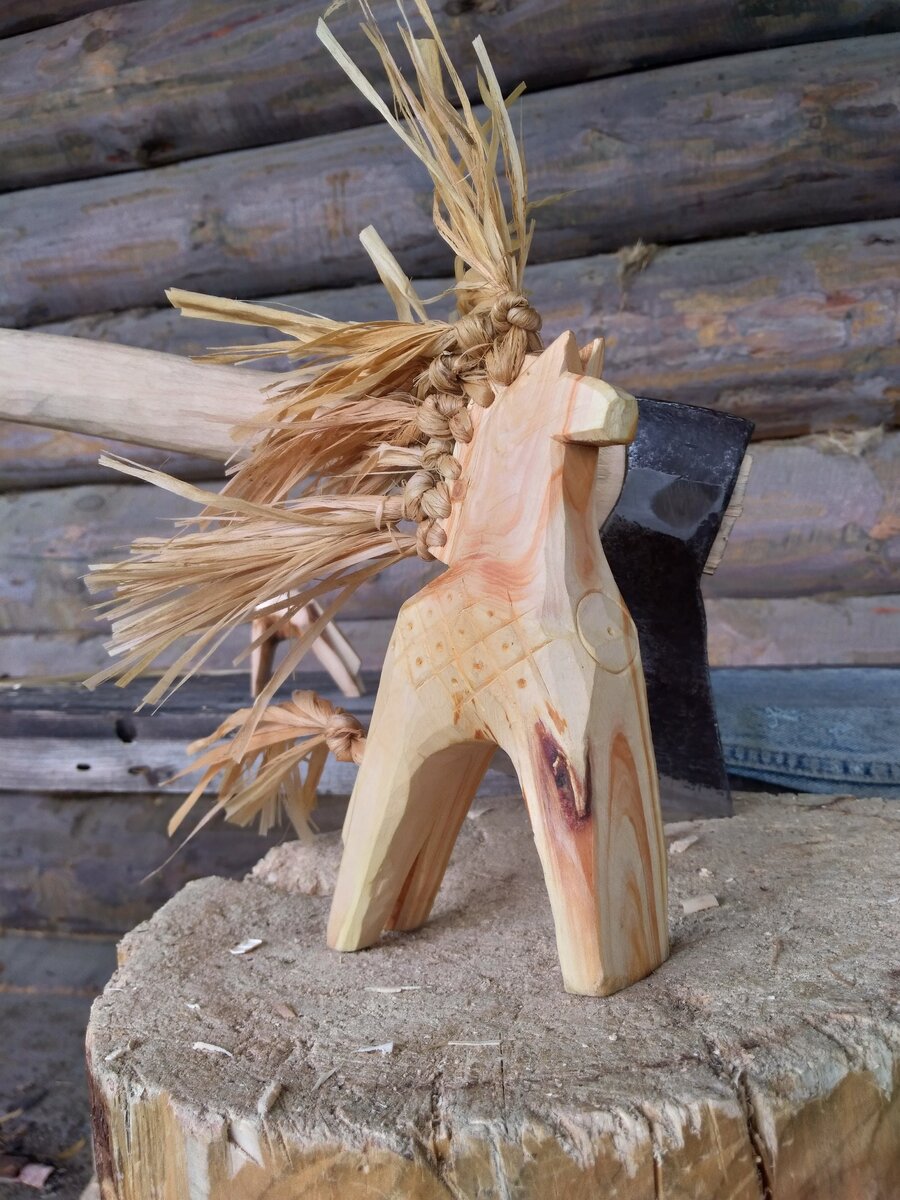 Коник - мазыкская игрушка, рубленная топором