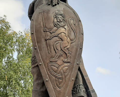 Щит в руках князя на памятнике.