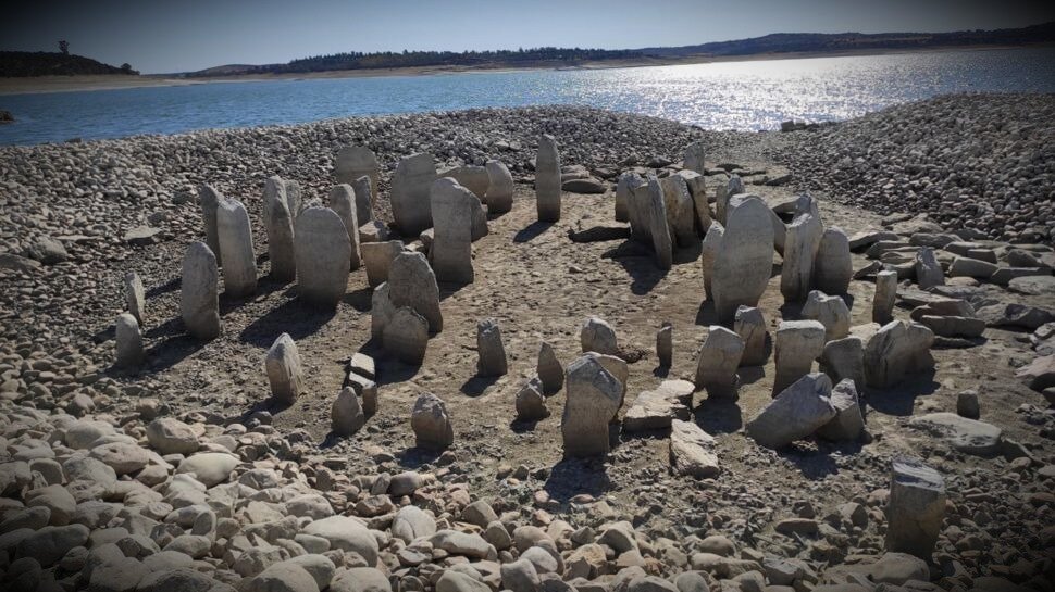 Испанский дольмен из Гуадальпераля - круг, насчитывающий 7 000 лет и состоящий из 150 вертикальных камней - впервые за полвека находится над водой.