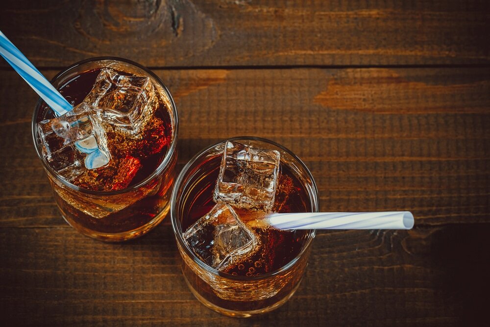 В Rock’n’Roll bar&café при определенной сноровке можно просто-таки нахлестаться виски-колой за 230 р: 2 = 1 с 17.00 до 18.00 и с 5.00 до 6.00, 3 = 1 с 18.00 до 19.00 и с 6.00 до 7.00, 4 = 1 с 19.00 до 20.00 и с 7.00 до 8.00